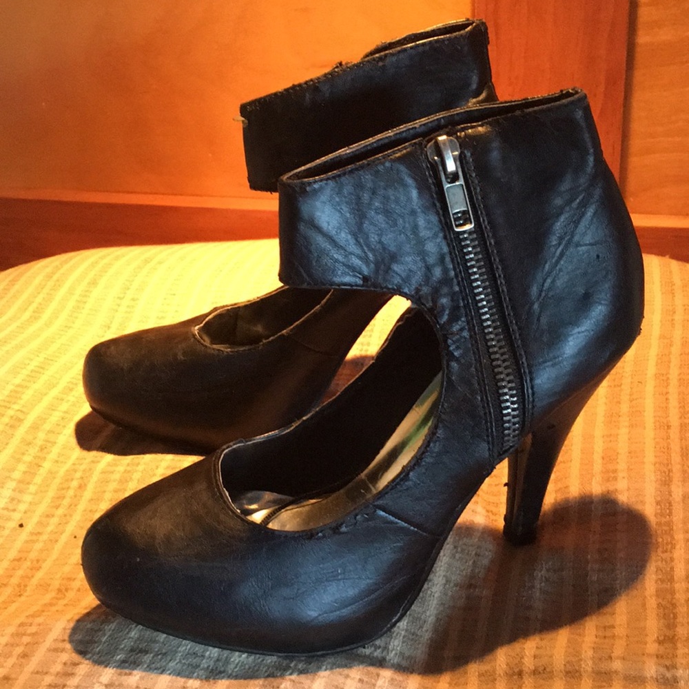 Leather heels with ankle strap and zipper on side